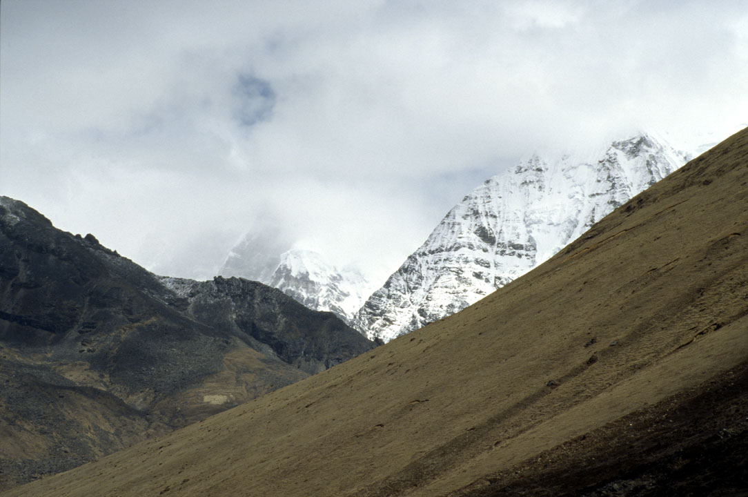 b_394l trek4.jpg - Népal - Kathmandou, Swayambunath en direction du col, d'autres sommets enneigés (peut-être le Chatarake, qui culmine à 6500m)